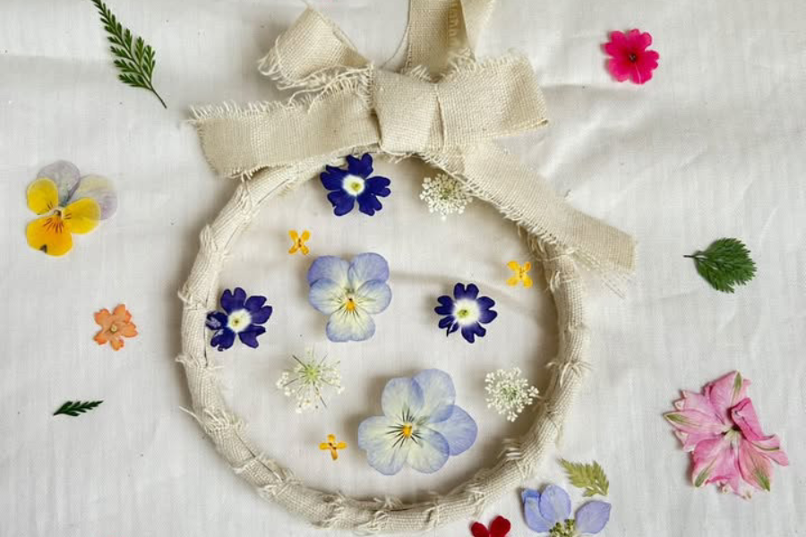 刺繍枠で押し花アレンジ